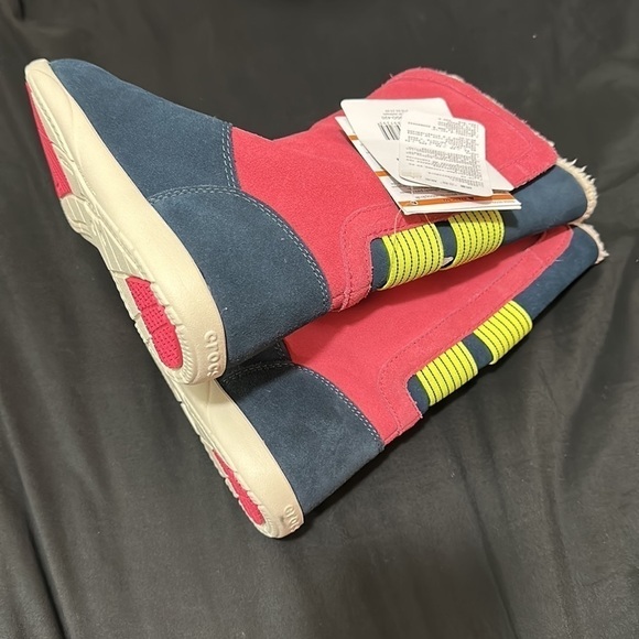 Women’s Crocs Adela Foldover Fuzz Bootie - Picture 5 of 6